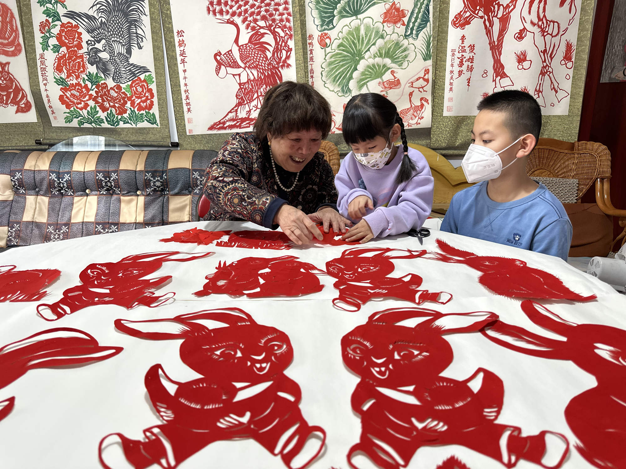 河北省三河市，86岁老人吴祖英教小朋友剪纸手法。高澍摄