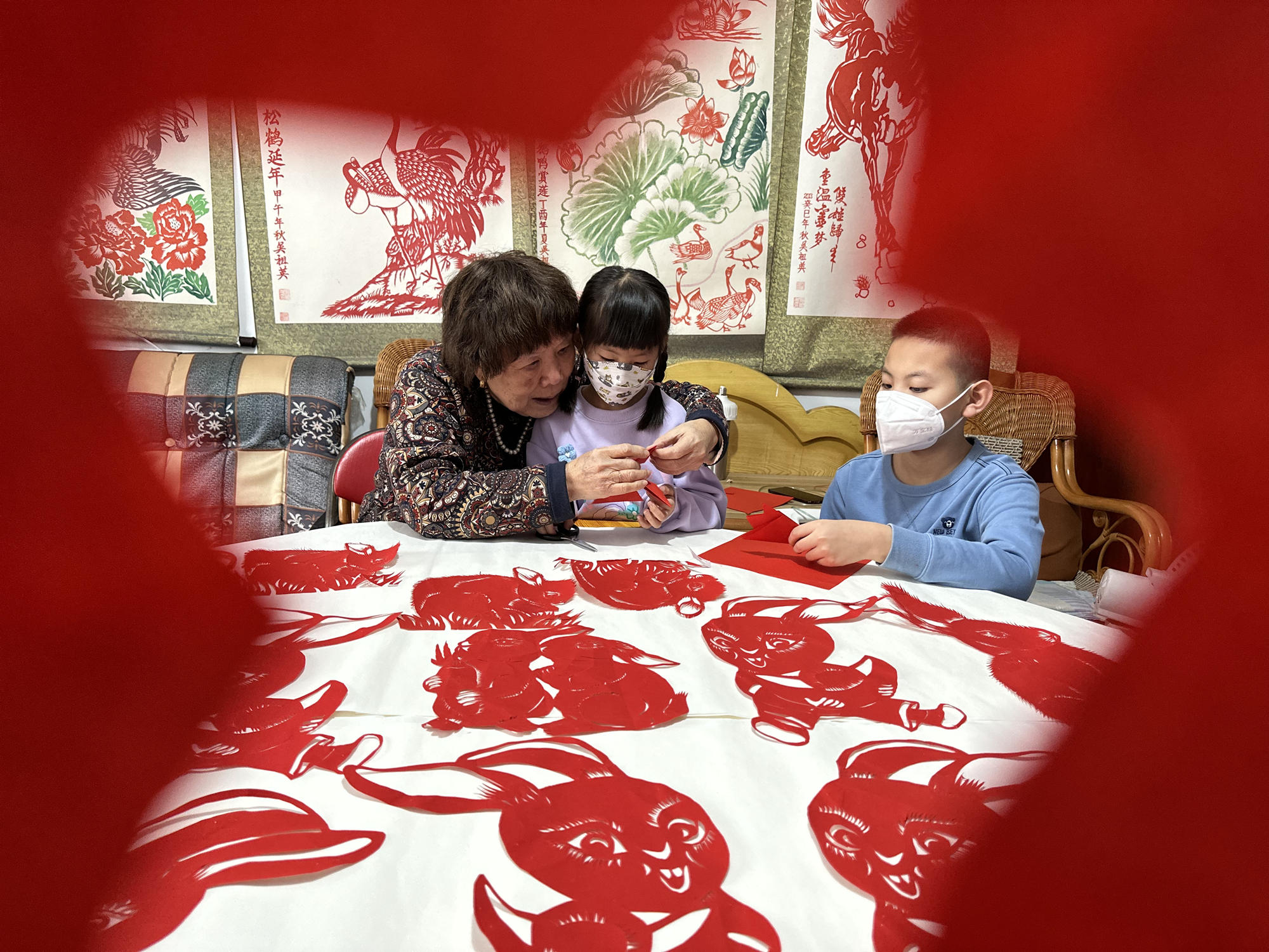 河北省三河市燕寧小區，小朋友們在欣賞吳祖英的作品。高澍攝