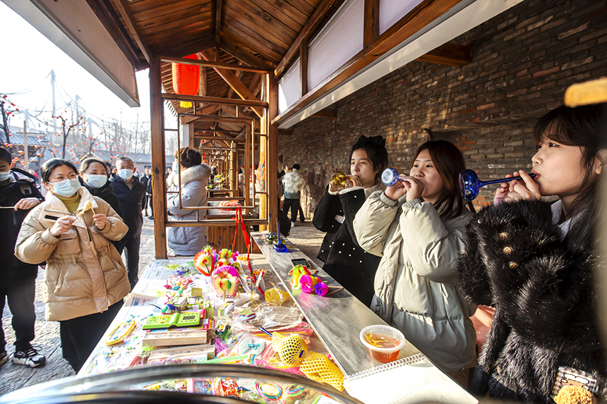 在河北省邯郸市复兴区户村镇齐村庙会，属于春节的玩具琉璃咯嘣儿，吹出来的童年记忆。聂长青摄