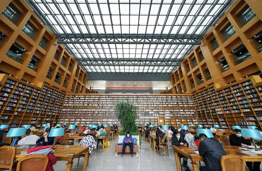 春节假期，唐山市图书馆公共阅览区内座无虚席。 赵亮摄