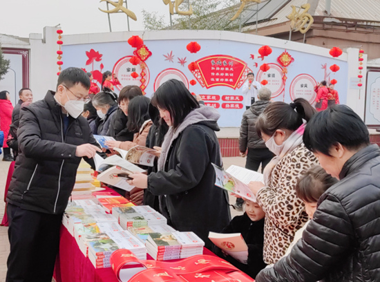 迁安市新华书店走进迁安市沙河驿镇唐庄子村开展了“全民阅读新春文化进万家”活动，为大家送去书香与新春祝福。河北出版传媒集团供图