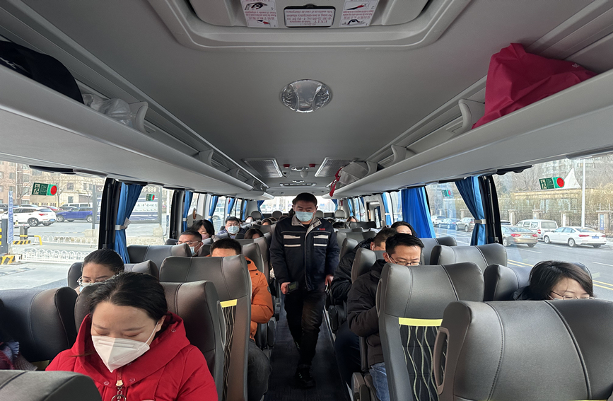 京津冀定制快巴司機進行行車前安全檢查。 劉偉攝