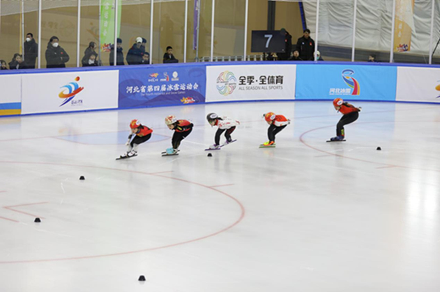 河北省第四届冰雪运动会短道速滑比赛现场。 王晶摄