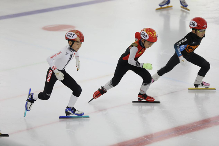 河北省第四屆冰雪運動會短道速滑比賽現場。 王晶攝