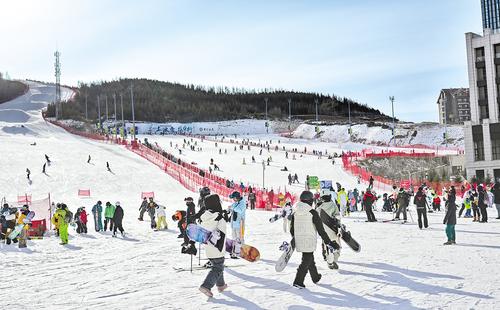 1月25日，众多游客在张家口市崇礼区翠云山银河滑雪场体验滑雪，乐享春节假期。河北日报记者 耿 辉摄