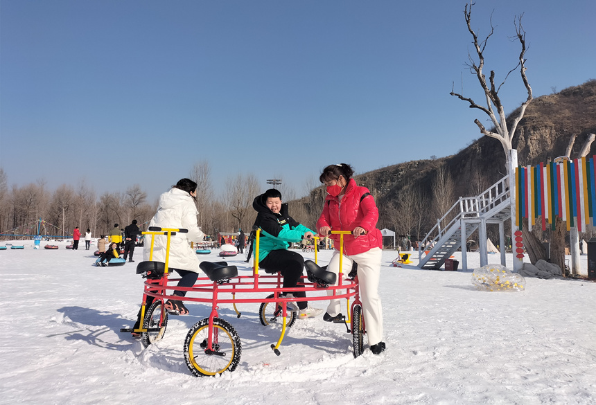 游客在易县匡山村小龟山乐园，享受冰雪运动带来的快乐。 张仕儒摄