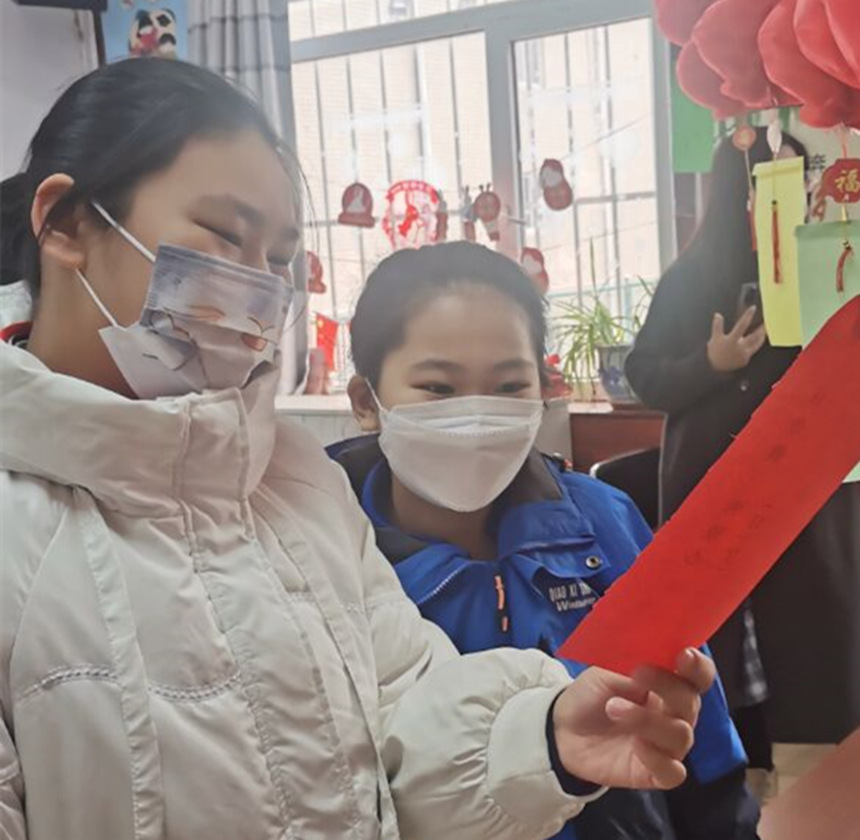  石家庄市桥西实验小学的学生在教室里面举行猜灯谜活动。张星摄