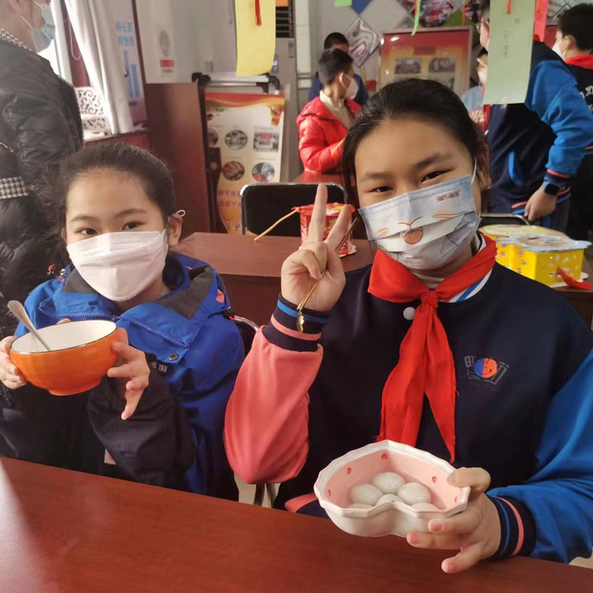 石家庄市桥西实验小学的学生在吃自己亲手包的汤圆。张星摄