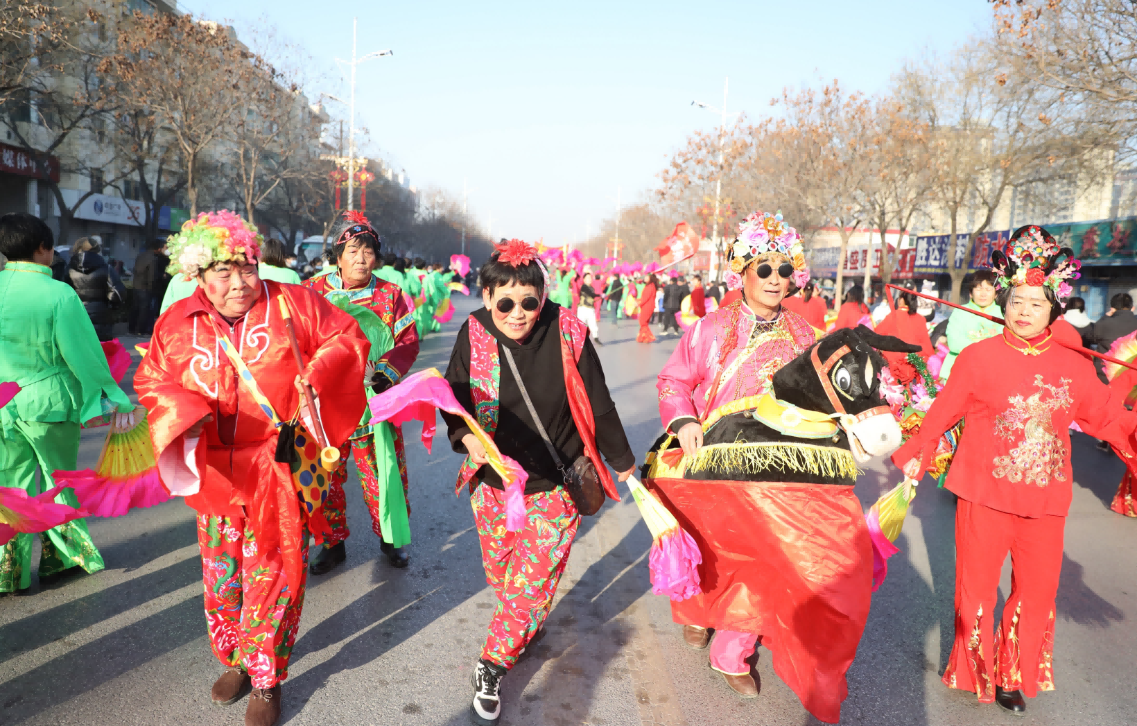 2月4日，河北省河间市秧歌艺人在现场表演秧歌。 李世文摄