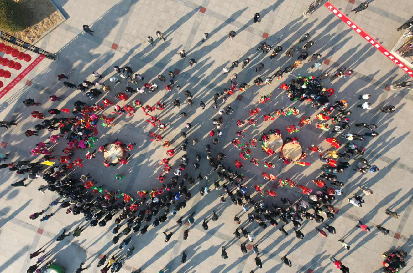 2月4日，河北省河间市大鼓艺人在现场表演大鼓。 李世文摄