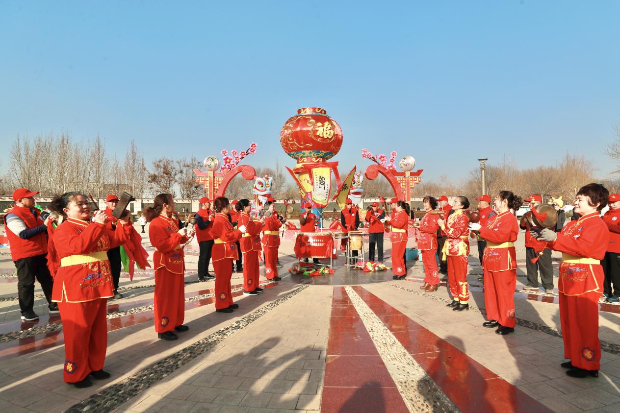 “观州锣鼓”艺人们在东光县元曲公园进行表演。 陈英华摄