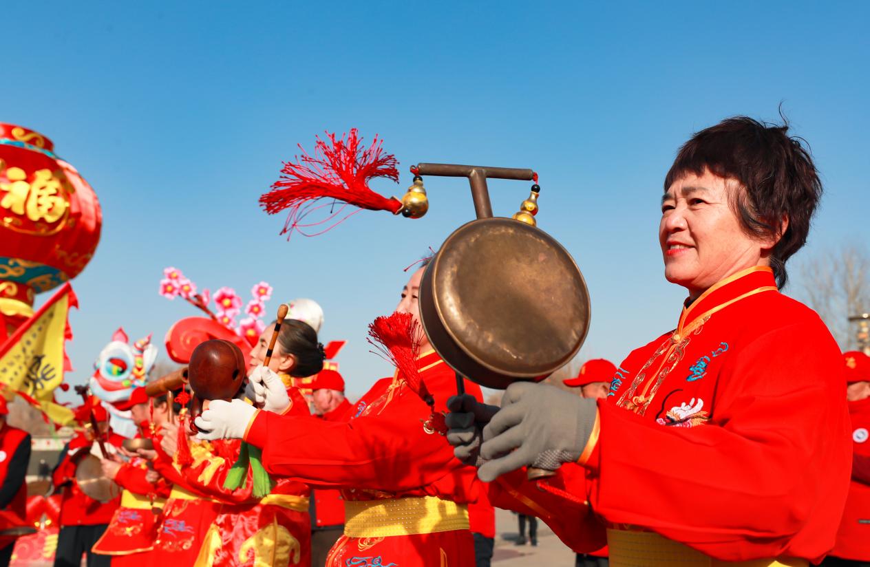 “观州锣鼓”的艺人们在东光县元曲公园进行表演。 陈英华摄