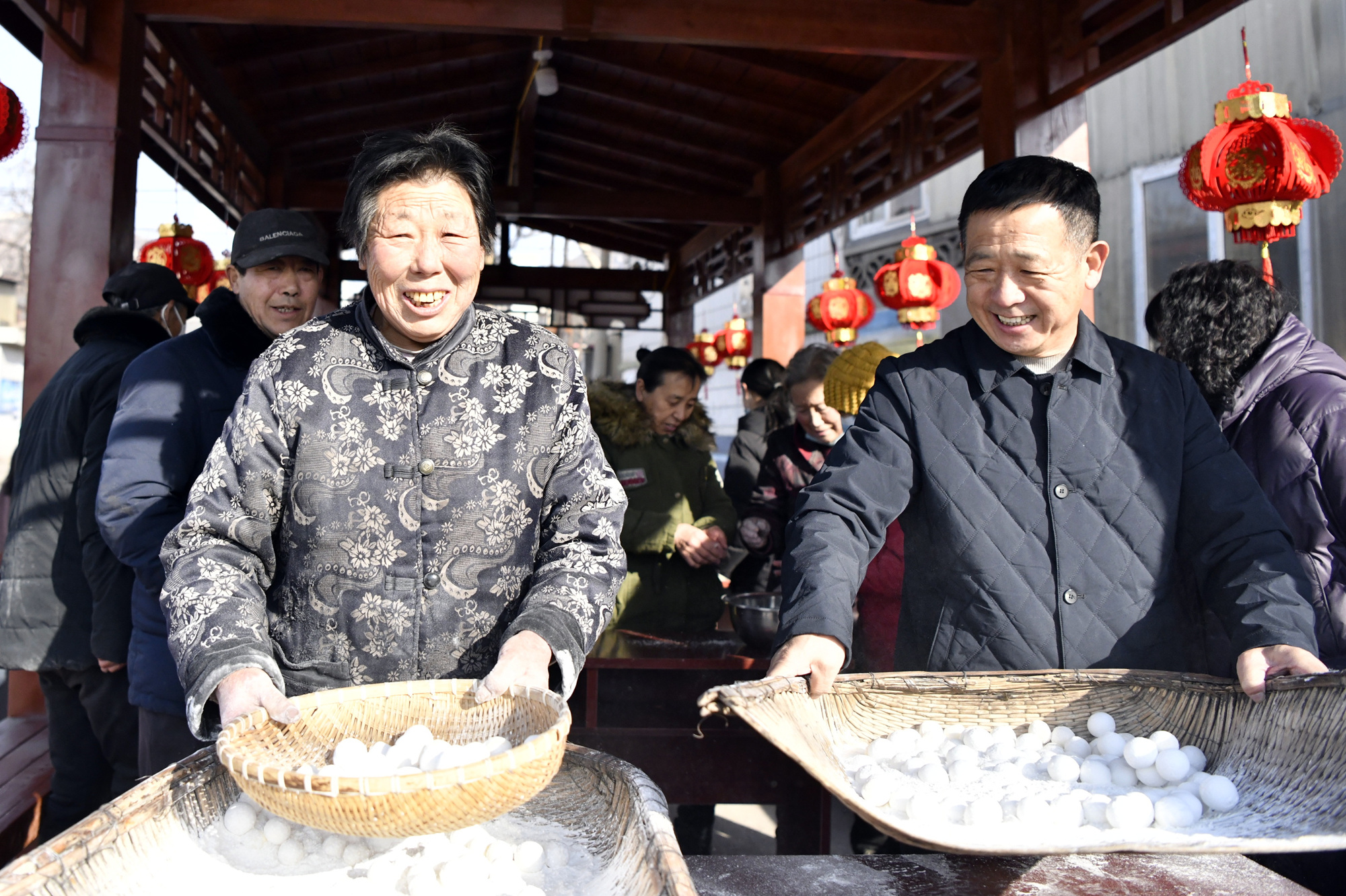迁安市沙河驿镇管庄子村文化长廊，村民在摇元宵。 彭月娟摄