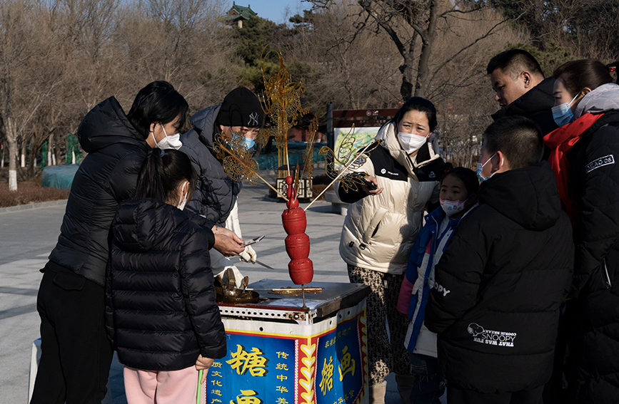 游客在购买糖化。 郎千硕摄