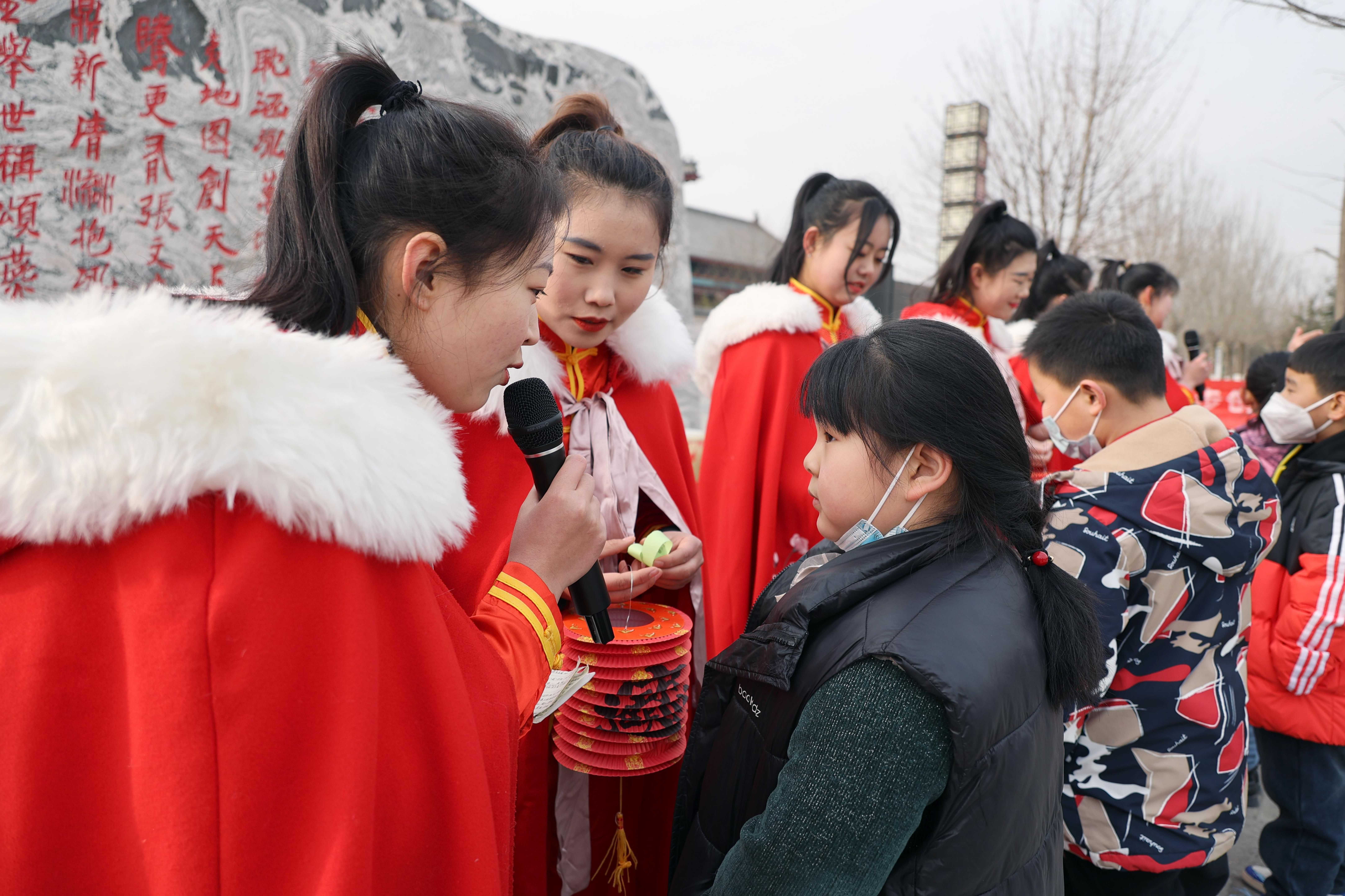 小朋友們爭先恐后參加元宵猜燈謎活動。 鮑俊秀攝