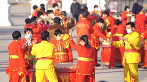 民间架鼓队在药王庙文化景区表演安国架鼓。 王玉双摄