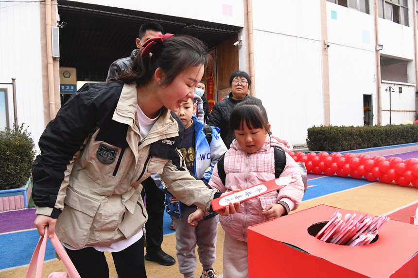 邯郸市广平县幼儿园小朋友在校园内抽取开学大吉上上签。 程学虎摄