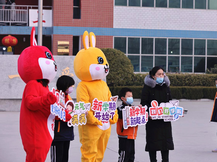 邢台市广宗县第一小学教师装扮成卯兔欢迎返校学生。 王垒摄