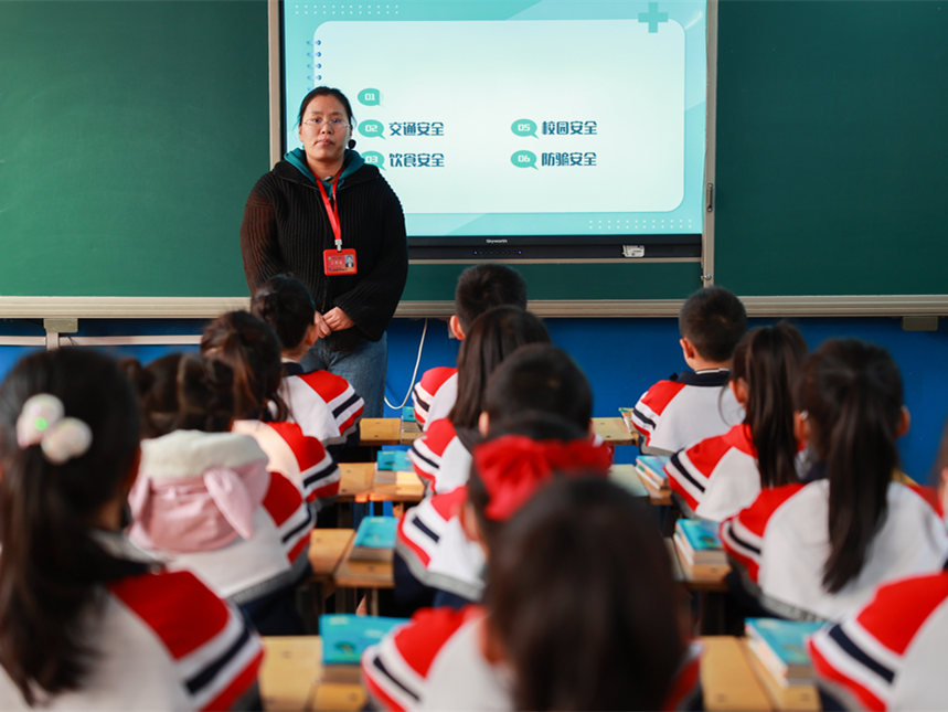 邯郸市育德路小学老师在上“开学第一课”。 李昊摄