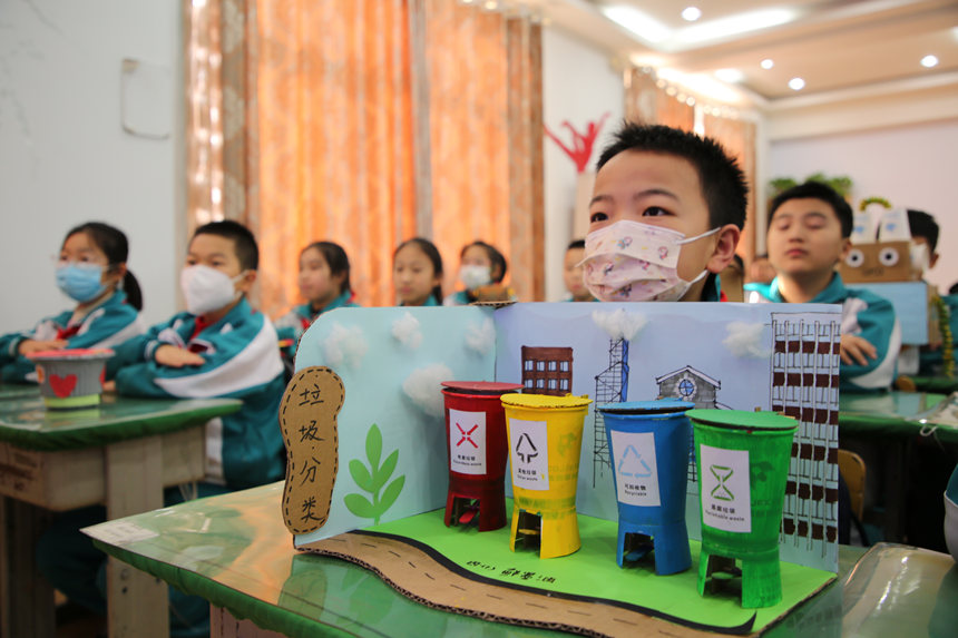 在承德市竹林寺小学，学生在开学第一课上展示自己的创意环保科技作品。 曹溢摄