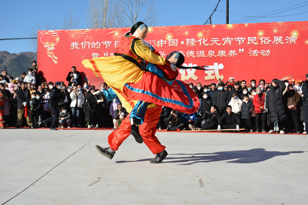 今年元宵节期间的庙会上，民间艺人正在表演二贵摔跤。李国强摄