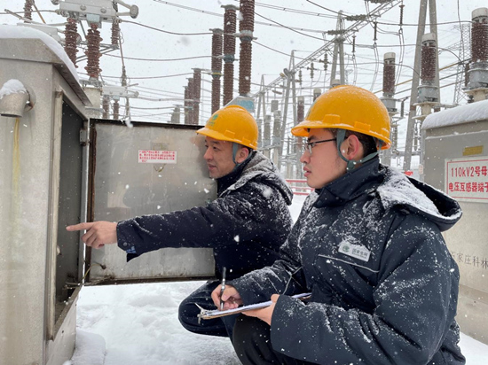 国网石家庄供电公司变电运维人员第一时间对220千伏常山变电站设备运行情况和积雪覆冰情况开展全方位检查，确保低温天气电网设备安全运行。 苏克摄