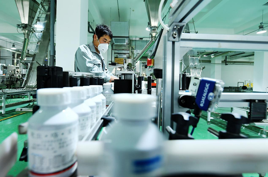 北京燕化永乐（乐亭）生物科技有限公司的工人在新型环保农药制剂生产线上工作。 刘江涛摄