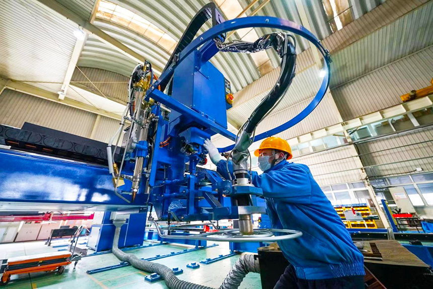 唐山高新区小池酸素（唐山）有限公司的一位工人正在检查产品的机械结构。 赵亮摄