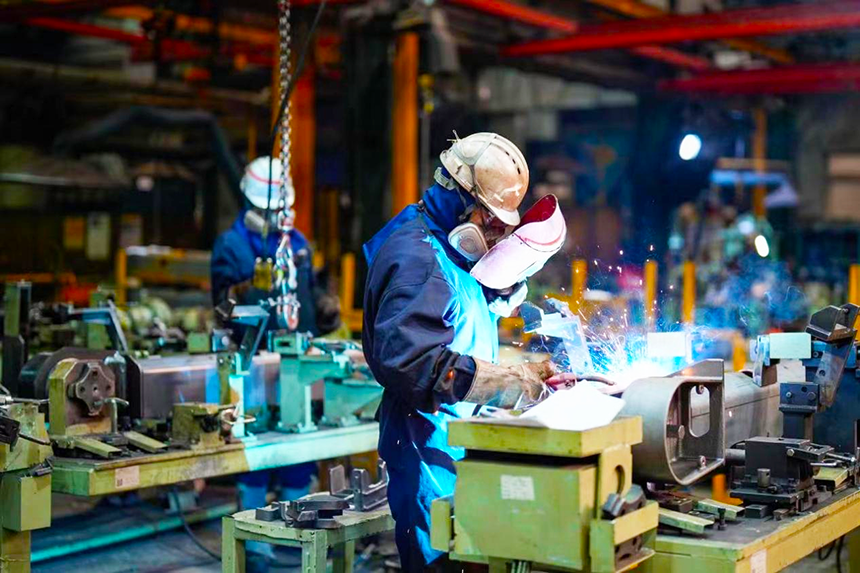 唐山市高新区关东精密机械唐山有限公司的工人正在对机械构件进行焊接。 赵亮摄