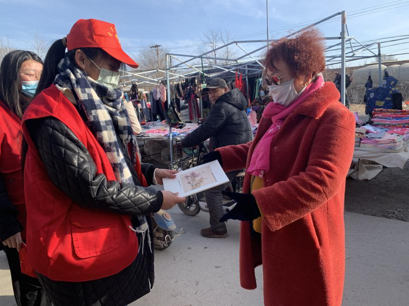 乐亭县毛庄镇新时代文明实践站青年志愿小分队“进集市”宣讲。 洛文倩摄