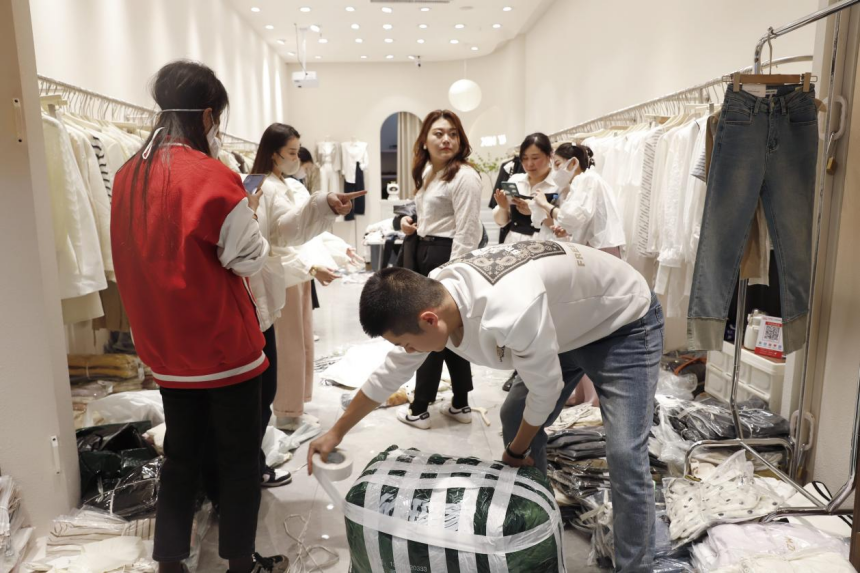 在明珠国际商贸城早市精品馆内，服装商户正在忙碌地工作。 沧州高新区供图