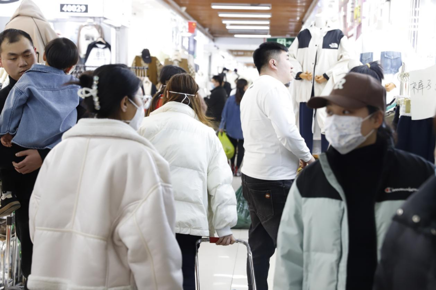 在明珠国际商贸城早市精品馆内，人们在选购批发服饰。 沧州高新区供图