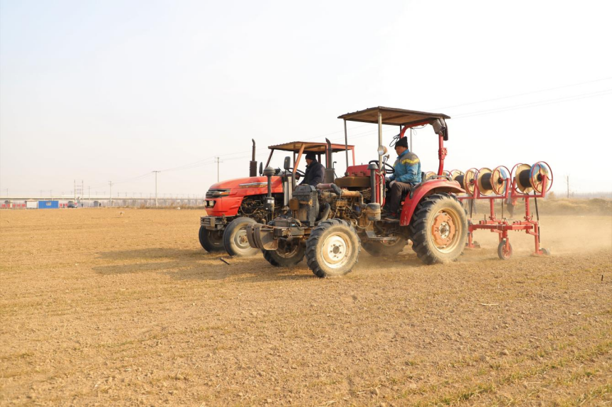 大型农业机械在铺设滴灌带。 马天龙摄 