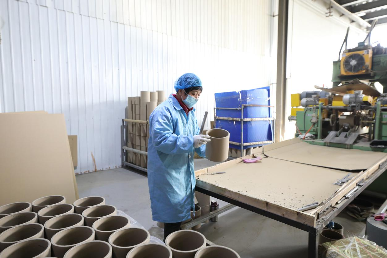 近日，香河佳胜凯利新型包装制品有限公司，工人对打磨好的纸管进行挑拣工作。 朱钰爽摄