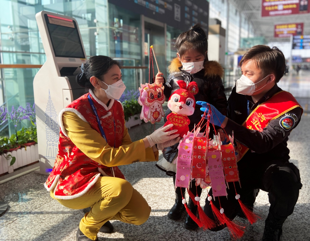 元宵节当日，石家庄机场志愿者为出行小旅客送出兔年吉祥玩偶及特色灯笼。 耿昭摄