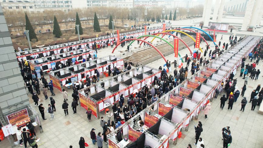 招聘會現場(無人機拍攝)。 韓曰驍攝