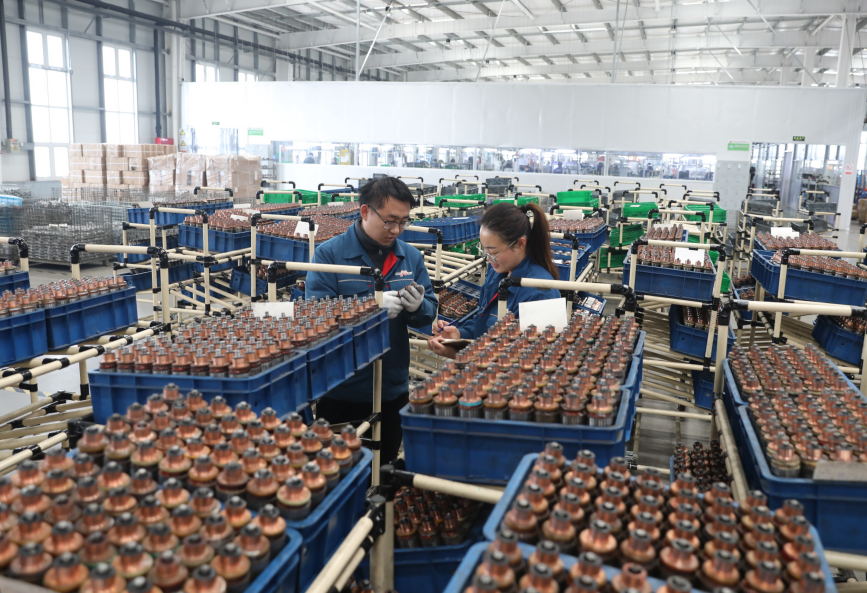 2月17日，工人在河间市一家再制造企业半成品库检查产品质量。 李世文摄