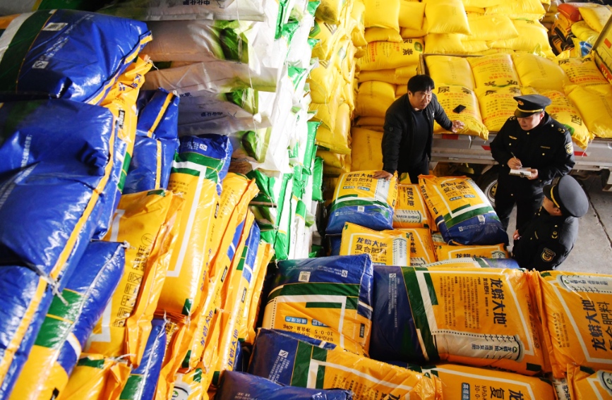 河北省邯郸市广平县市场监督管理局执法人员在农资销售点进行化肥检查。 程学虎摄