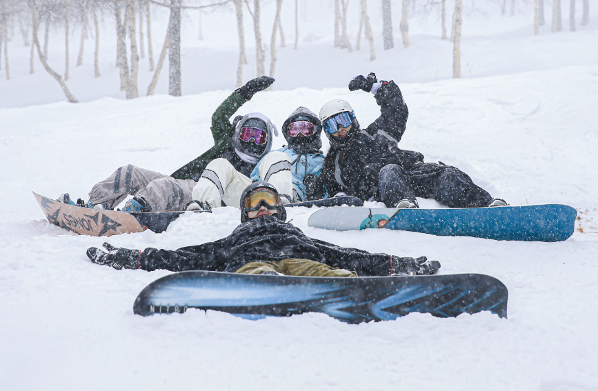 滑雪爱好者在万龙滑雪场感受冰雪激情。 崇礼区委宣传部供图