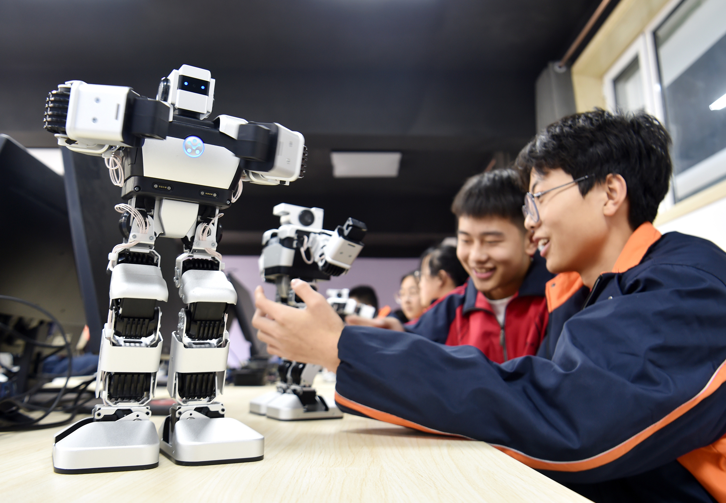 河北省石家庄市井陘縣一職業技術教育學校，學生進行人工智能機器人調試學習。 張曉峰攝