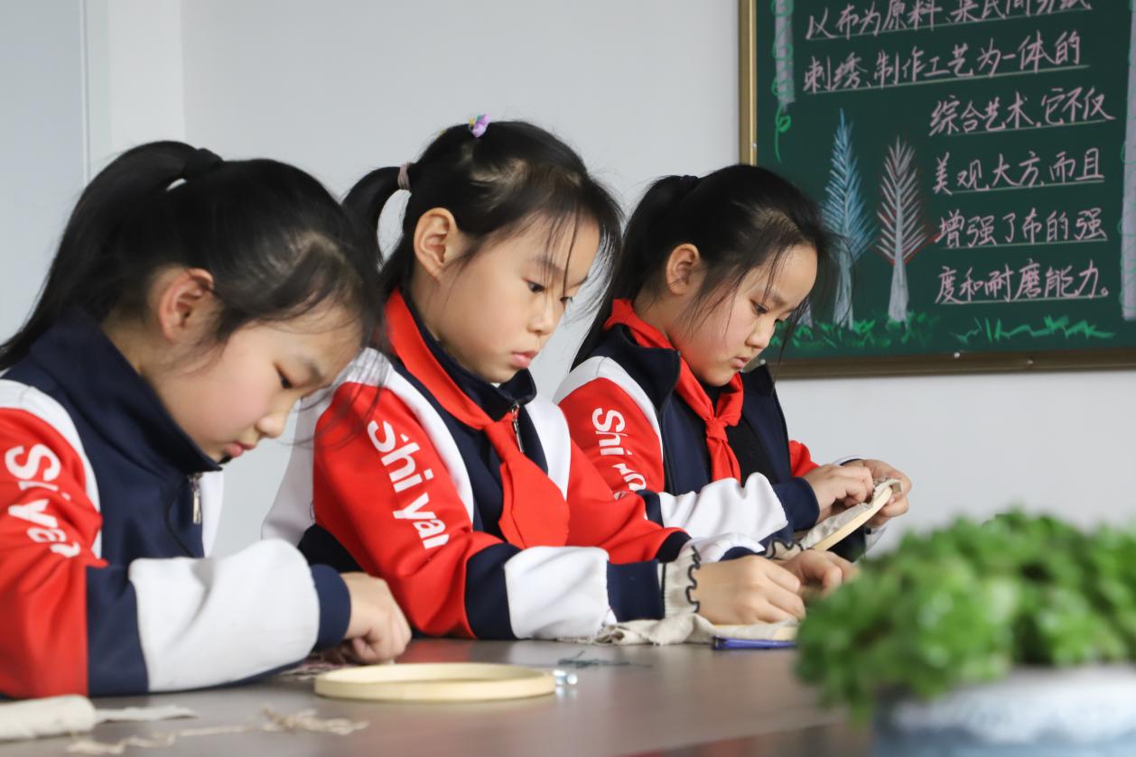 孩子們認真制作布藝玩偶。 馬天龍攝