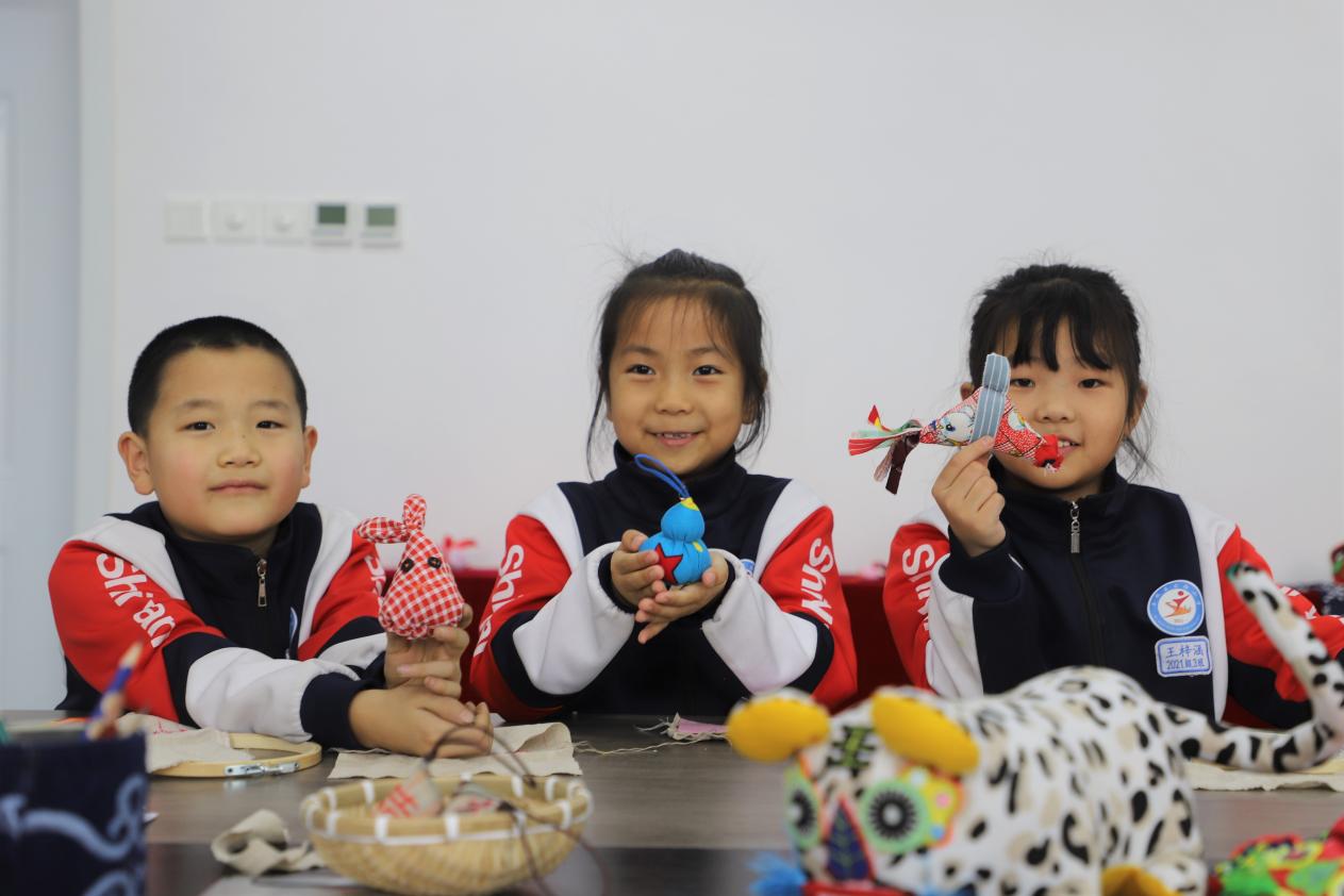 孩子們展示自己的布藝作品。 馬天龍攝