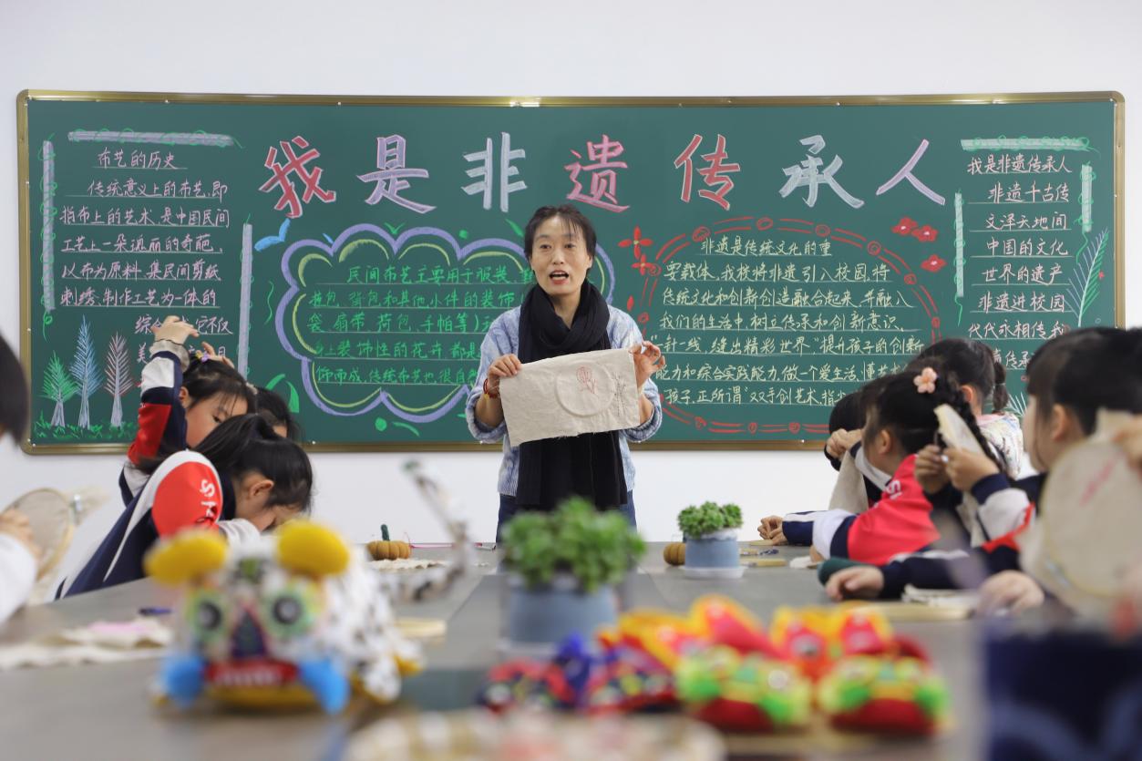 民間藝人武虹給孩子們講解布藝制作技巧。 馬天龍攝