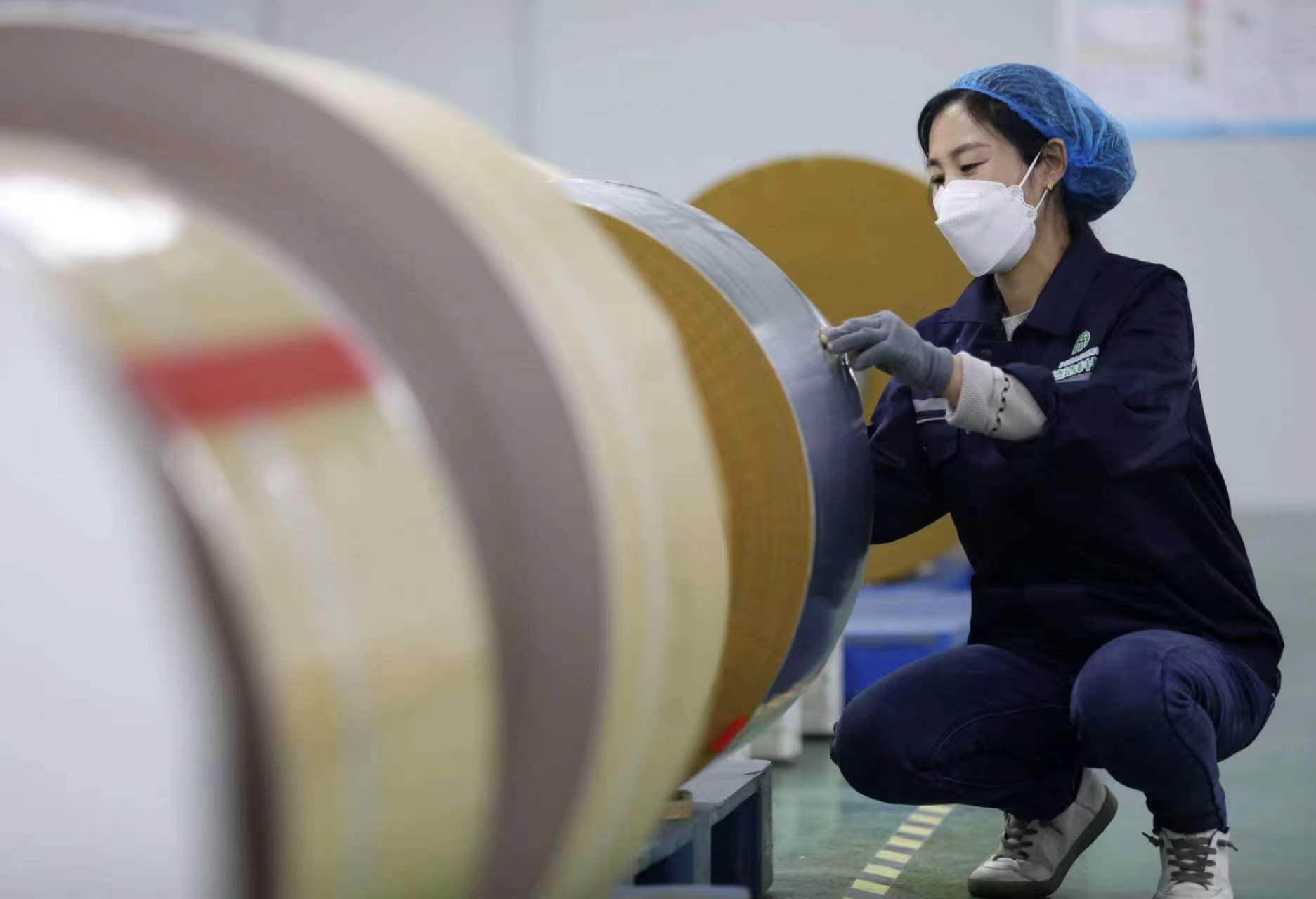 东光县一塑料包装有限公司的生产车间内,工人正在检查用于制作塑包产品的原材料。 陈英华摄