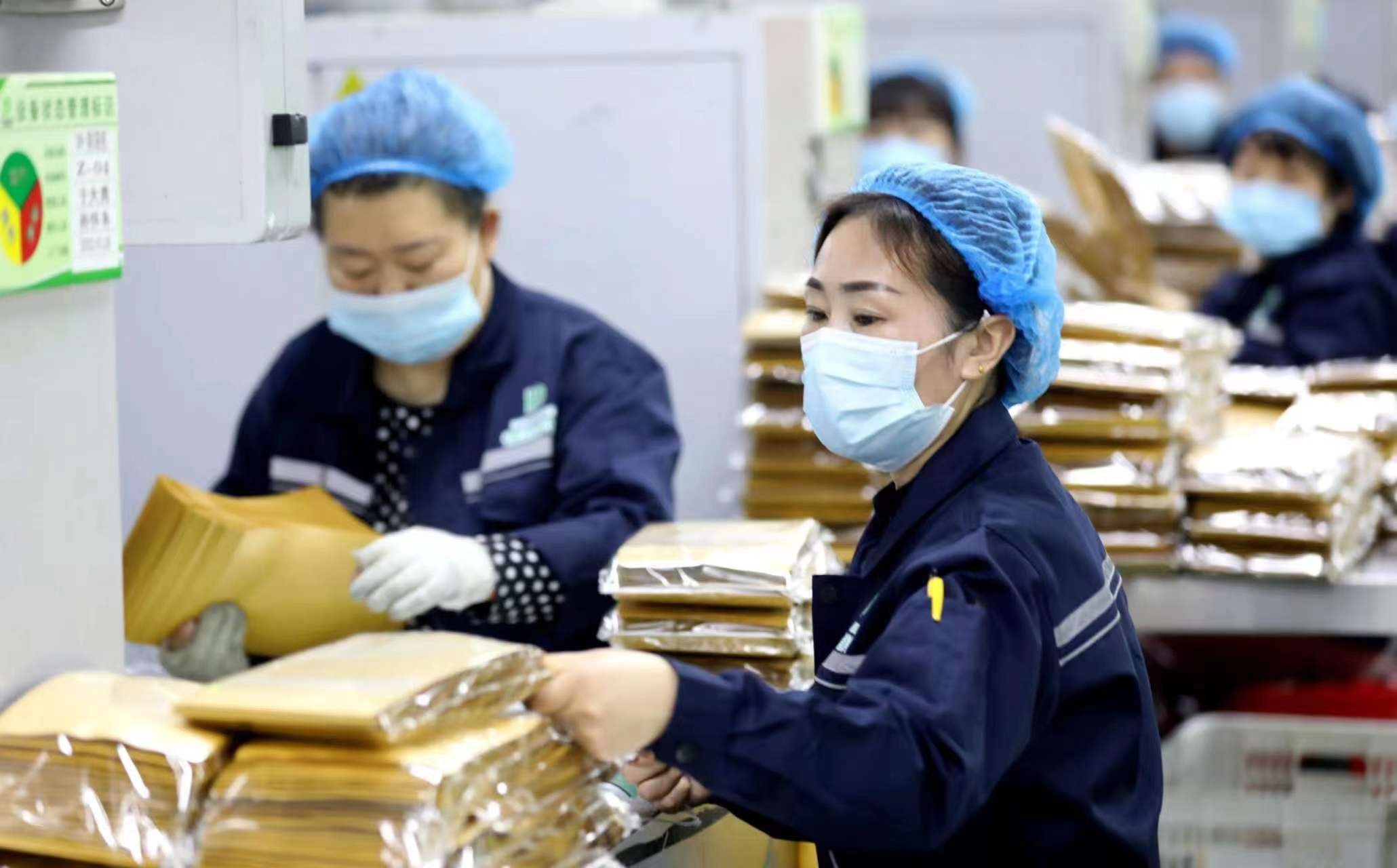 东光县一塑料包装有限公司的生产车间内，工人正在将质检通过的产品进行打包。 陈英华摄