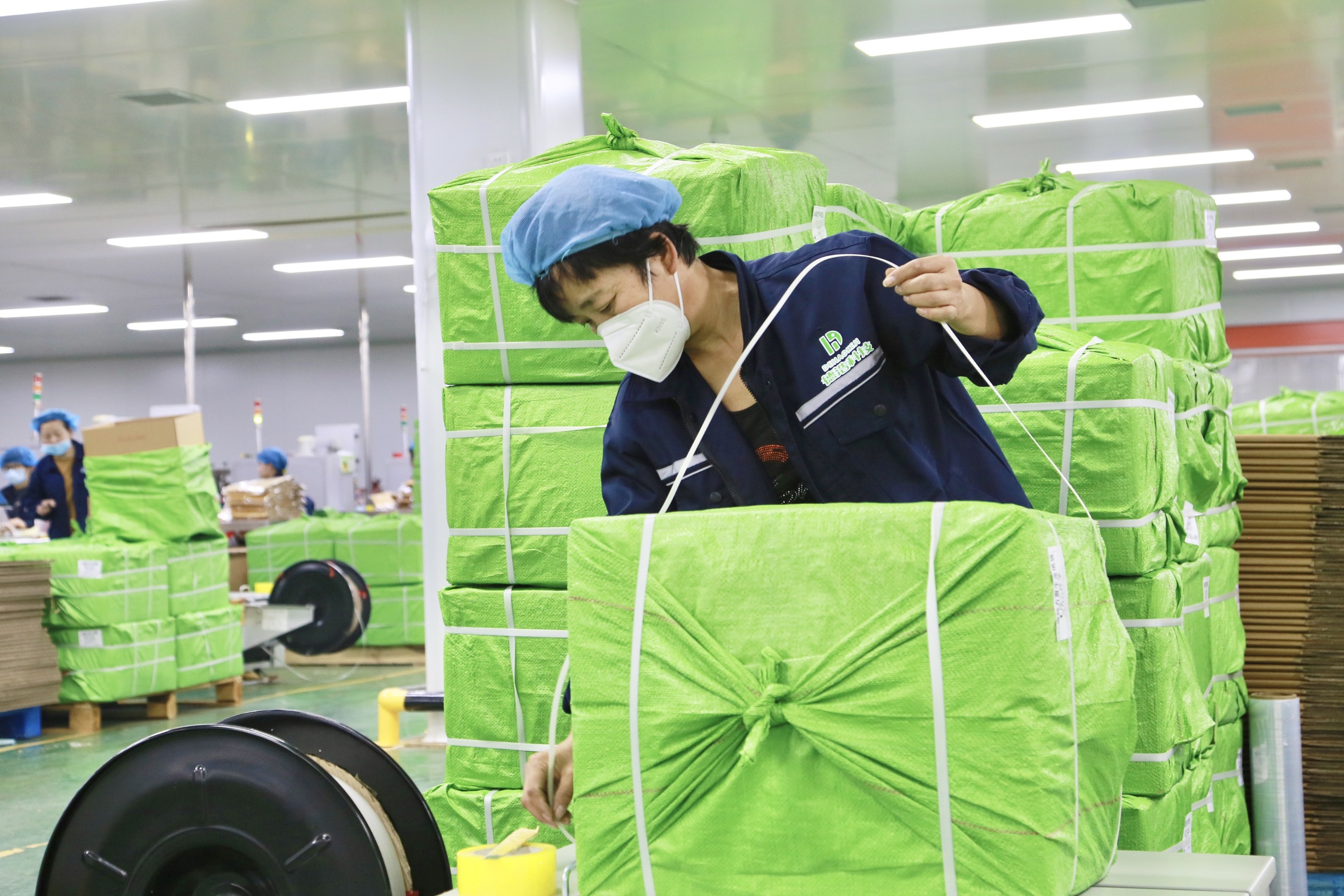 东光县一塑料包装有限公司的生产车间,工人们正忙着将产品打包装箱。 陈英华摄