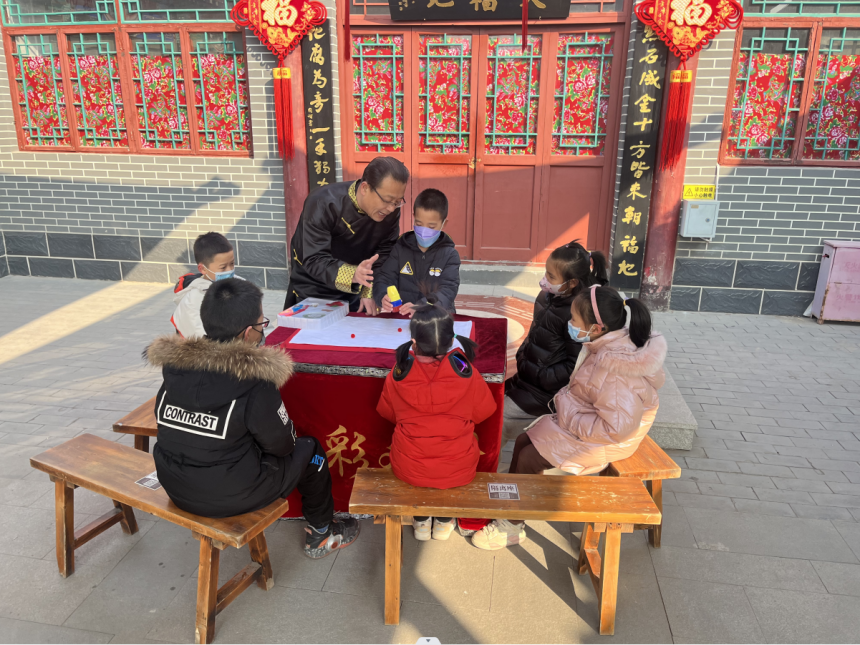 非遗传承人指导学生体验魔术。 庞永新摄
