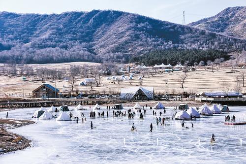 日前，游客在海坨山谷體驗冰上露營。河北日報通訊員 郝海明攝