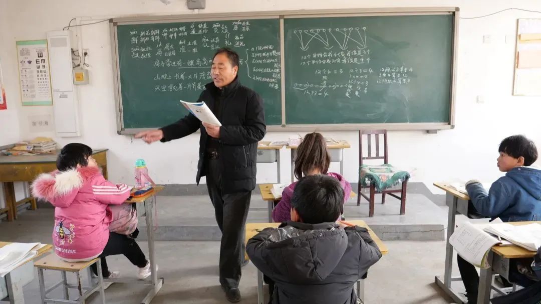 学生们认真听老师讲课，学习知识。 献县县委宣传部供图