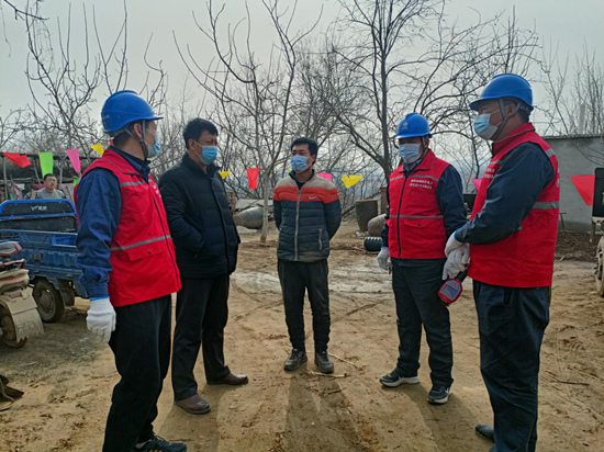 2月17日，国网赞皇县供电公司详细了解养殖场用电需求。 王一兰摄